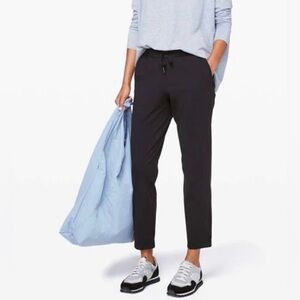 Lululemon On The Fly Pant *Woven 27".
Black Size 6 W5BPMS
Original Price: $118
